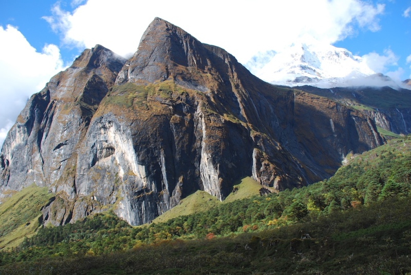 Granite walls along trekking route 2