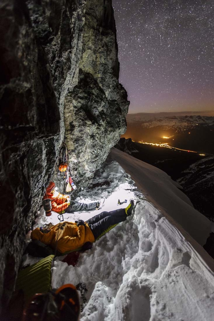 виды приключенческого туризма. рюкзак путешественника. пешеходный туризм. человек с рюкзаком. путешественник в горах.
