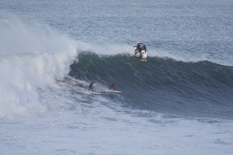 Jacobo (in red) shares a wave with kohl