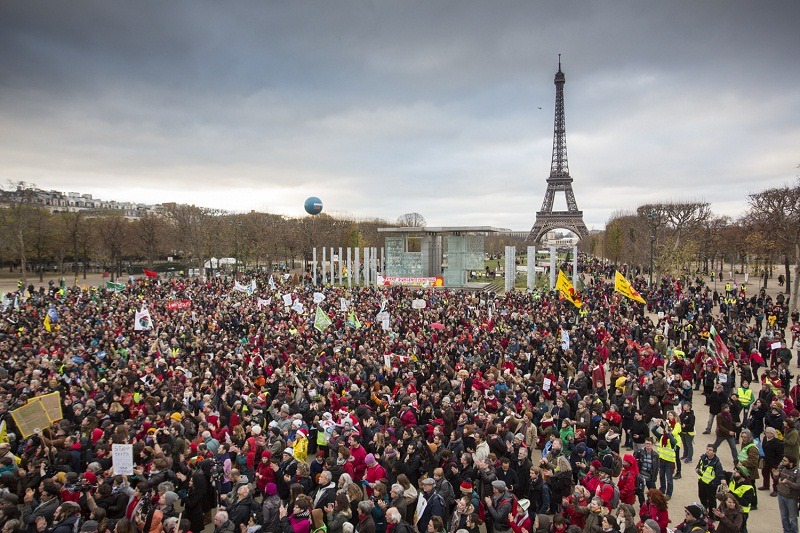 15,000-strong-eiffel-tower_2