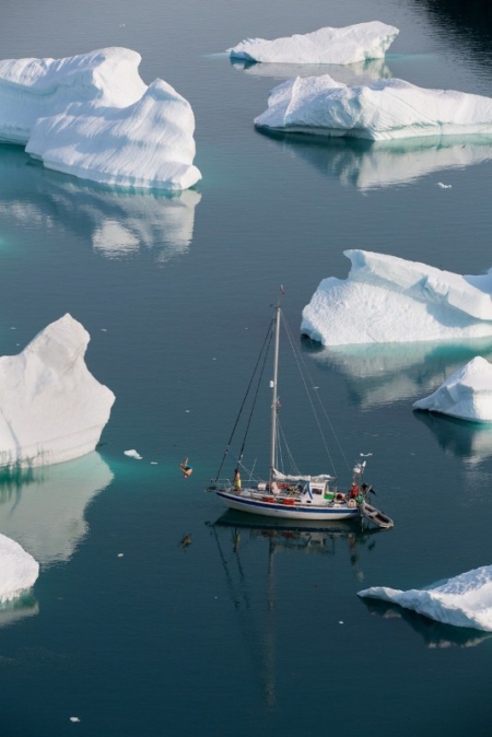 Greenland Vertical Sailing 2014 – Part 2, Bad weather, boat concert and night climbing