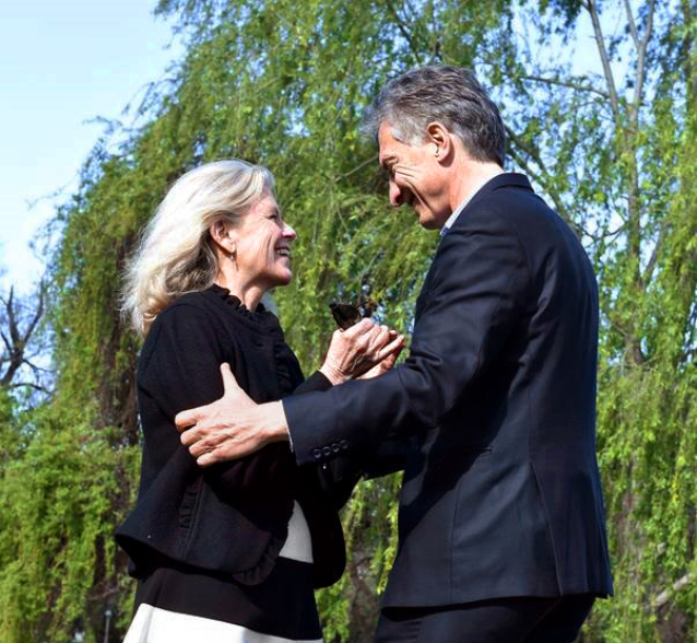 Kris McDivitt Tompkins and Argentine President Mauricio Macri celebrate the donation. Photo: The Conservation Land Trust