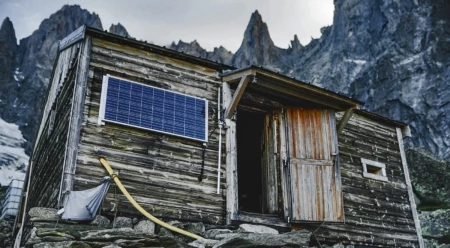 The Charpoua Hut, a minimalist hideaway in the heart of a granite sanctuary. Photo: Pierre Cadot