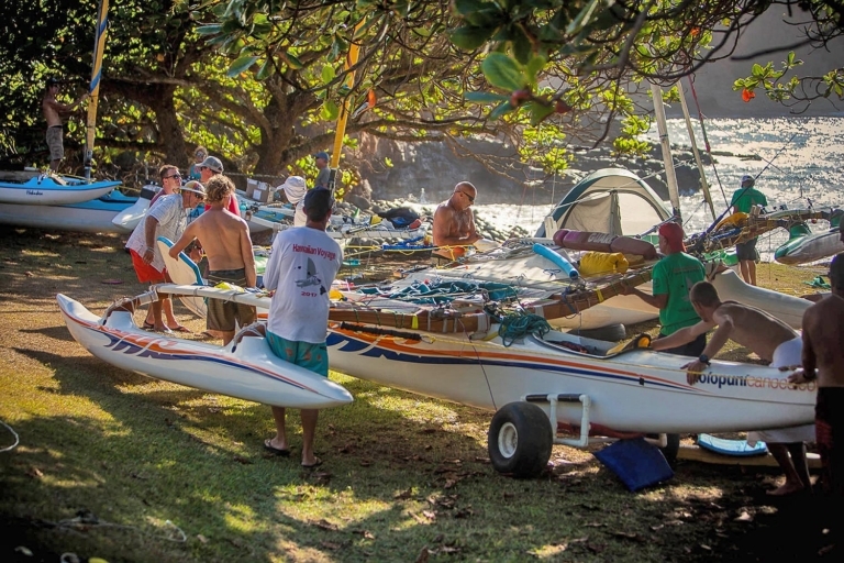 Kēōkea on the Big Island was organized chaos as the 2017 trip got ready to depart. Photo: ©Holopuni Va‘a, by Wim Lippens