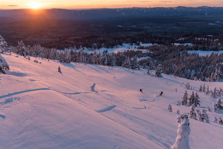 Circumnavigating Crater Lake by Ski