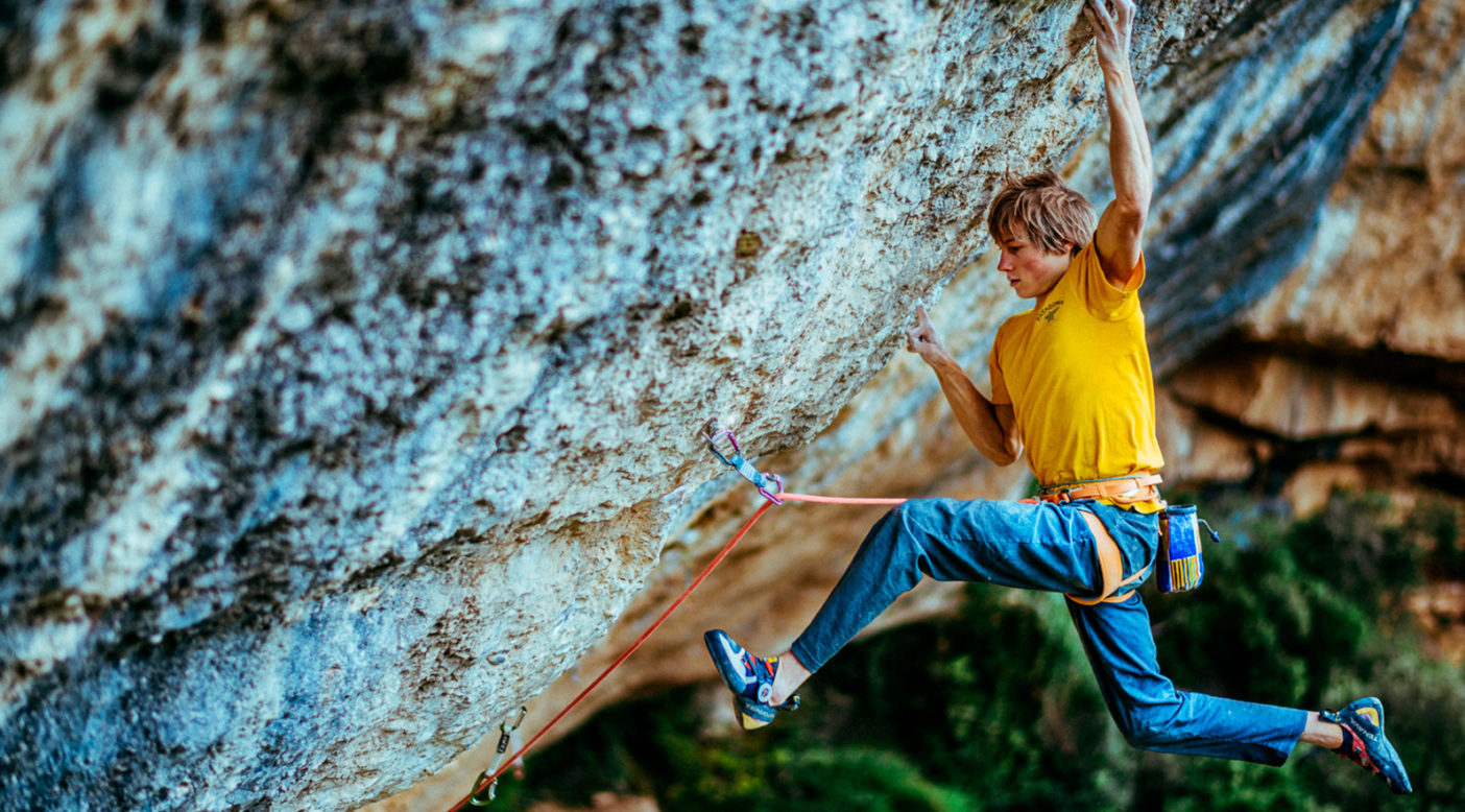Alex logra quedarse en el icónico movimiento del crux—un punto muerto ente un mono-dedo y una regleta terrible—durante el primer ascenso de Perfecto Mundo, una de las rutas más difíciles del mundo. Foto: Ken Etzel
