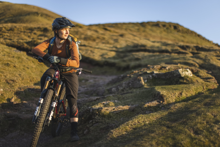 manon carpenter looks out from monutain bike in uk