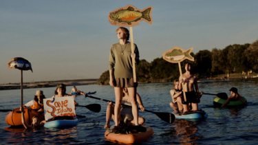 抗議と保護：老朽化したダムを引き継ぐ10代