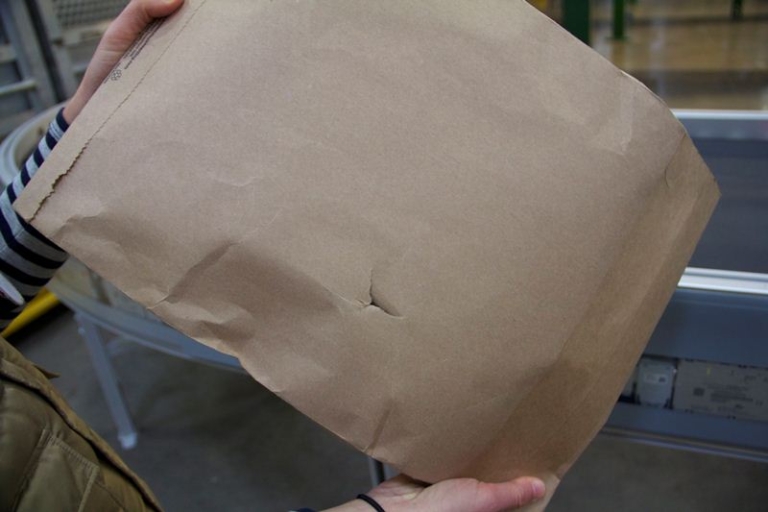 パタゴニアのプラスチック梱包:衣類配送の課題に関する調査報告書