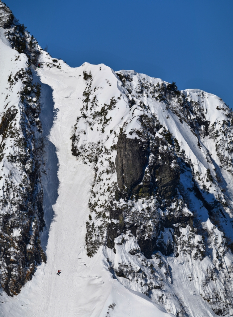 深山の雪 マウンテニアリングスノーボードの深淵 大源太山東面・四ルンゼ