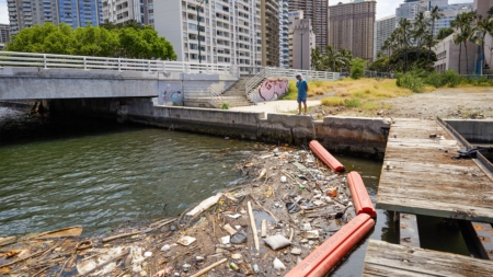 海に浮かぶゴミ箱